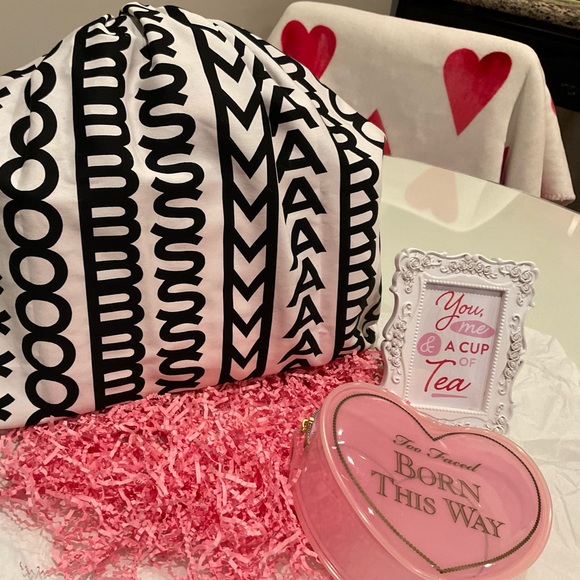 The shiny mini tote in bubble gum pink use one time too small for me. - Picture 2 of 5